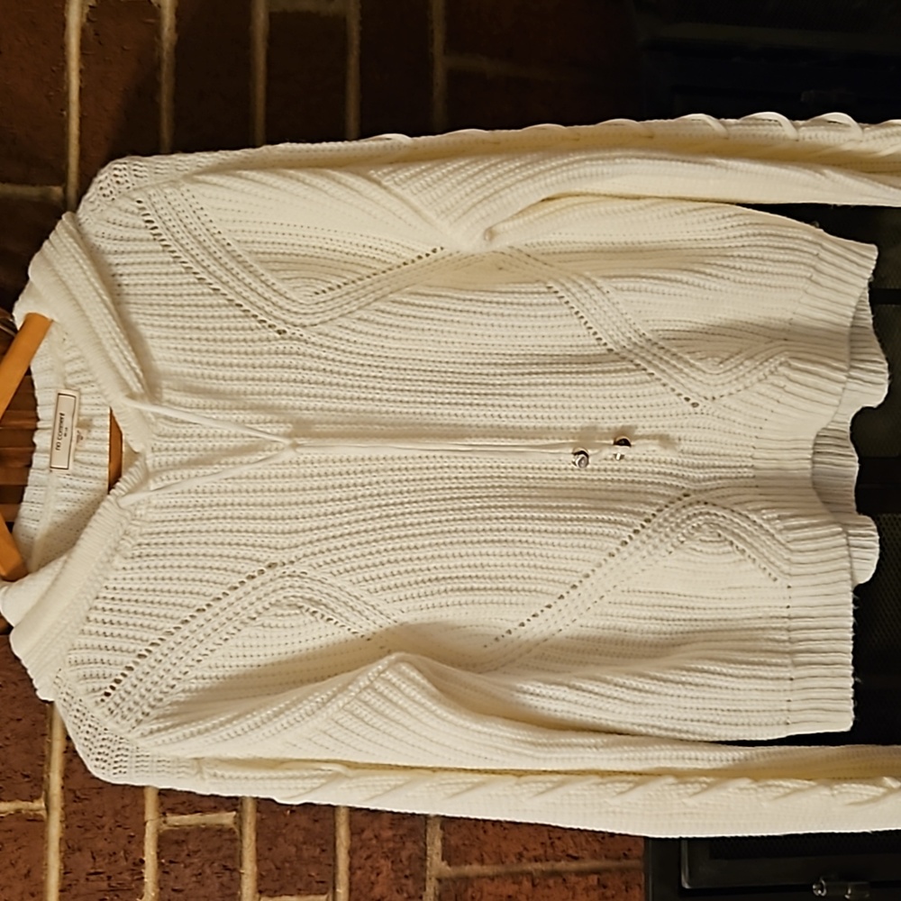 NWOT White pullover Hooded Sweater. Women's size Medium.